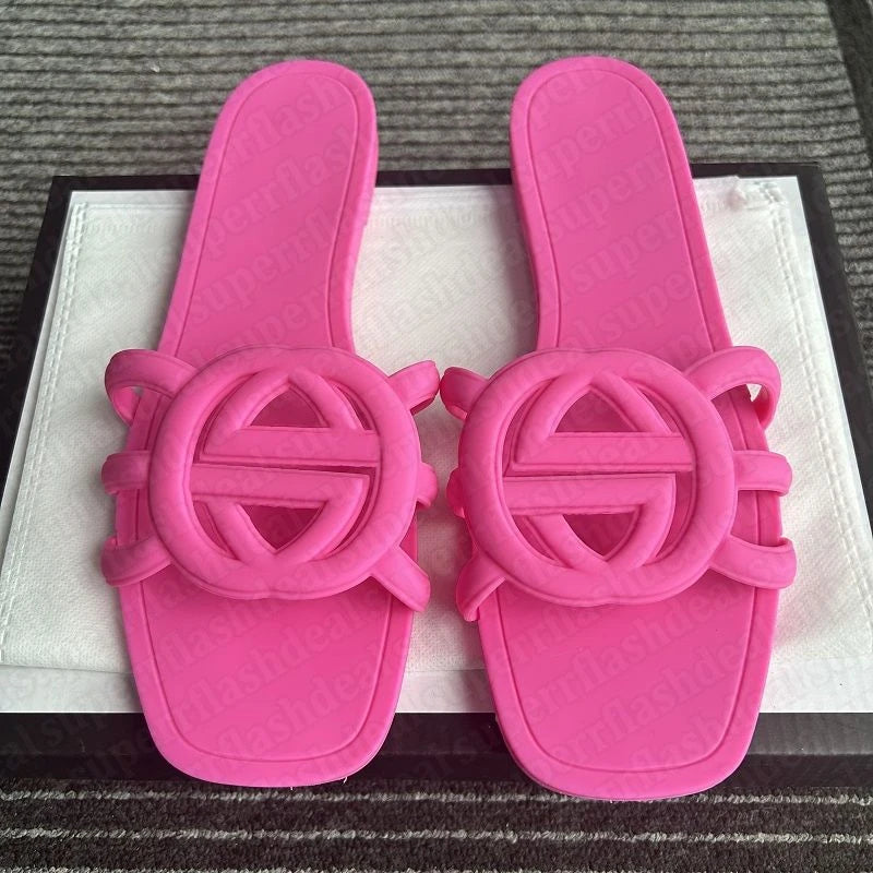 2026 Summer New Women's Hollow Flat Slippers Versatile Casual Beach Slippers
